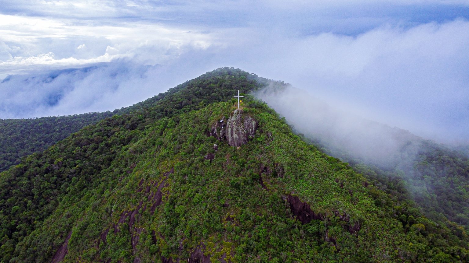Trilha do Morro da Gurita recebe manutenção antes do período de Páscoa