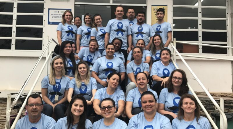 Equipe do posto de saúde central no clima da prevenção