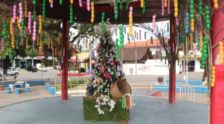 Decoração especial de Páscoa é instalada em praças públicas de São João Batista