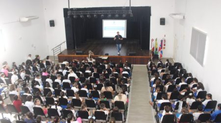 Estudantes da rede municipal de ensino participam de palestra de conscientização alusiva ao Dia Mundial da Água