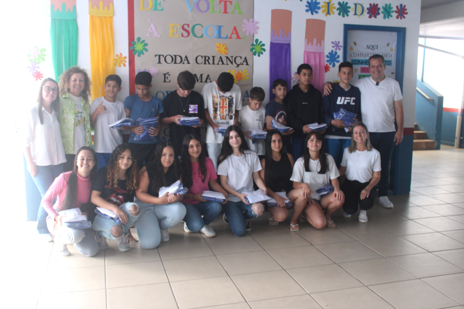 Estudantes da rede municipal de São João Batista recebem kits de uniforme escolar