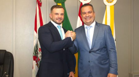 Juliano Peixer e Mateus Galliani assumem a Prefeitura de São João Batista com foco em projetos estruturantes e gestão eficiente