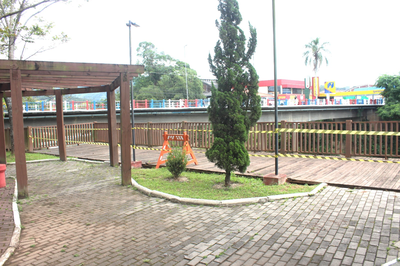 Deque da Praça Benjamin Duarte é interditado