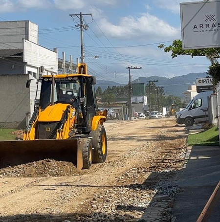 Secretaria de Infraestrutura efetua manutenção paliativa em vias do Carmelo de Fora