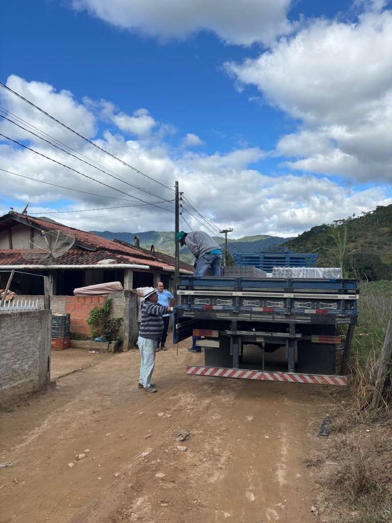 Prefeitura de São João Batista distribui telhas a famílias afetadas por chuva de granizo no interior