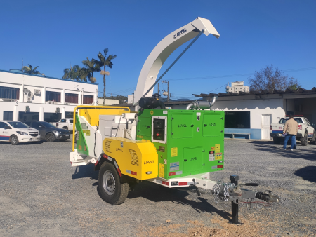 Prefeitura de São João Batista adquire triturador móvel de troncos e galhos