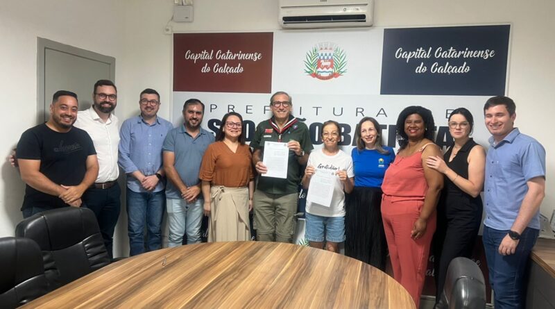 Município formaliza repasse de recursos do FIA para APAE e Grupo de Escoteiros