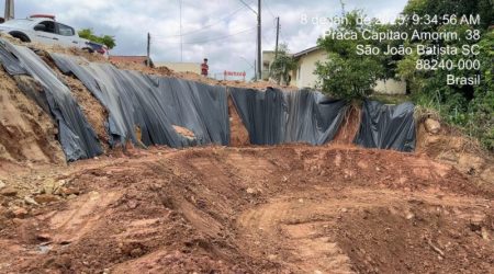 Secretaria de Infraestrutura efetua conserto em tubulação de drenagem pluvial no Centro da cidade
