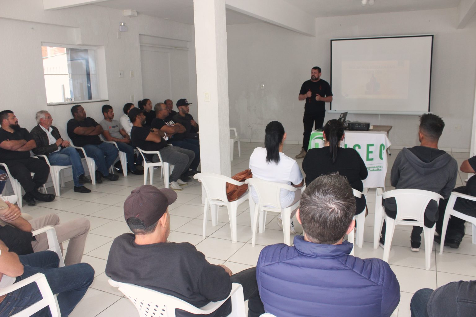 Zeladores vigilantes da rede municipal de ensino de SJB participam de curso de aperfeiçoamento em segurança privada