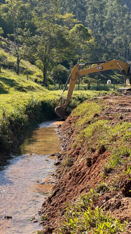 Secretaria de Infraestrutura realiza limpeza preventiva de valas em São João Batista