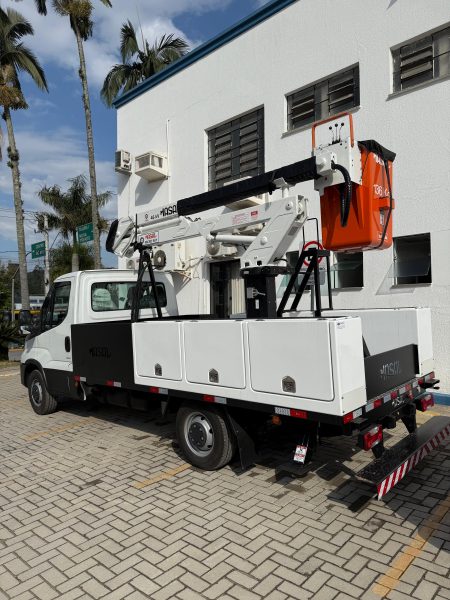 Prefeitura de São João Batista adquire caminhão com cesto aéreo para manutenção da iluminação pública