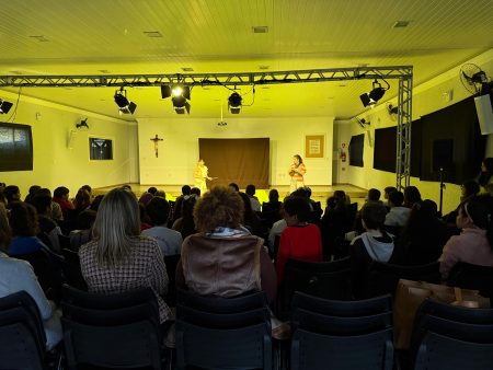 Estudantes da rede municipal de São João Batista assistem ao espetáculo “Menina Pilota de Espaçonave”
