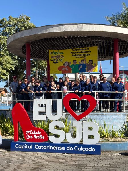 Alunos da APAE de São João Batista instalam faixas alusivas à Semana Nacional da Pessoa com Deficiência Intelectual e Múltipla