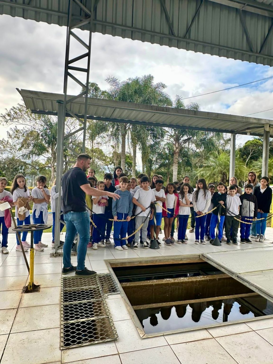 Estudantes da rede municipal visitam Estação de Tratamento de Água do Sisam