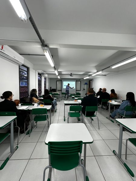 Moda Catarina: empresas de São João Batista participam de consultoria coletiva com o economista italiano Enrico Cietta