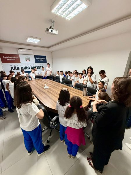 Turmas de 4º ano da rede municipal realizam visitas à Prefeitura e à Câmara de Vereadores de São João Batista