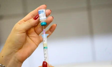 Unidades Básicas de Saúde abrem neste sábado (18/10) para multivacinação e exames preventivos do Outubro Rosa