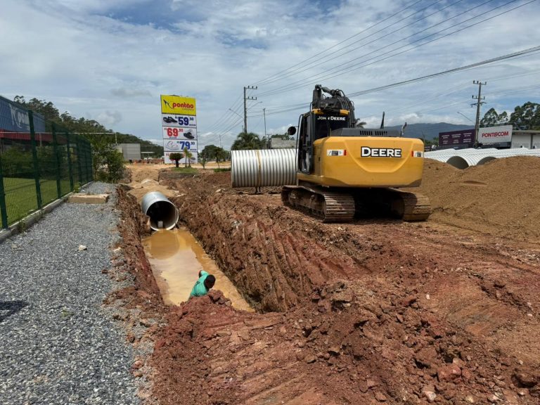 Prefeitura de São João Batista executa melhorias em sistema de drenagem na SC-410, no Krequer