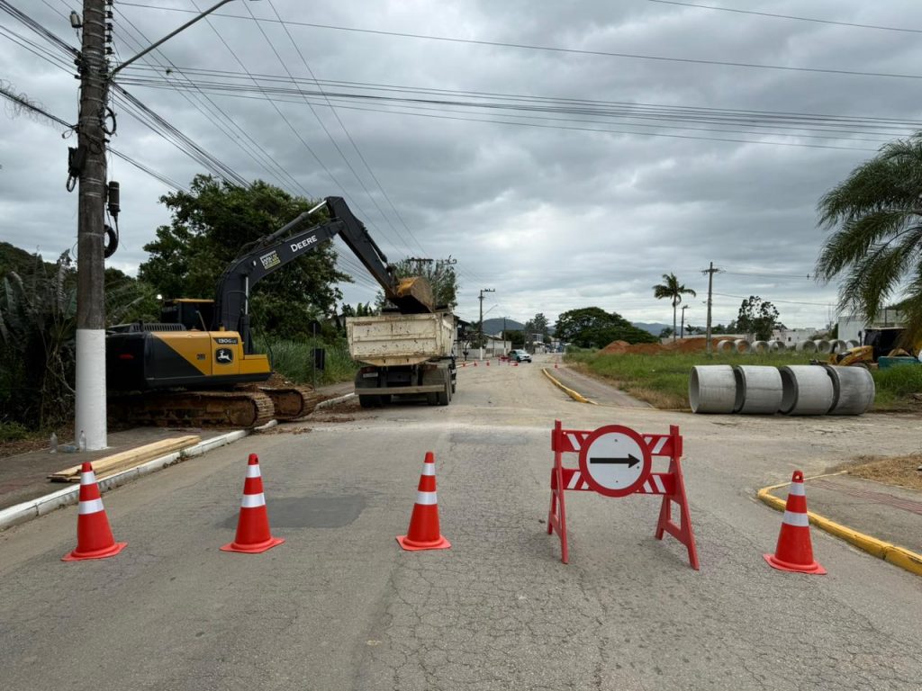 Obra para implantação de nova tubulação na rua Joel Luiz Fagundes Júnior tem início