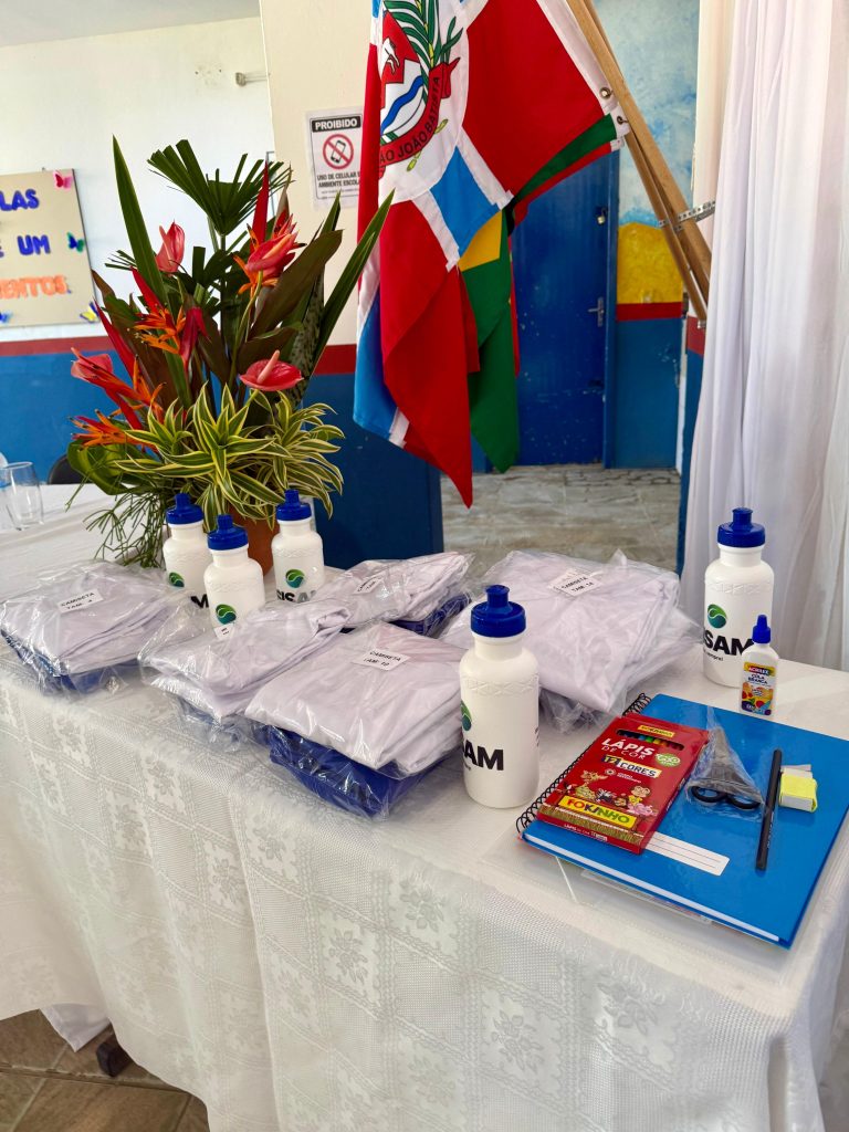 5 mil estudantes da rede municipal de São João Batista são contemplados com kits de uniforme escolar