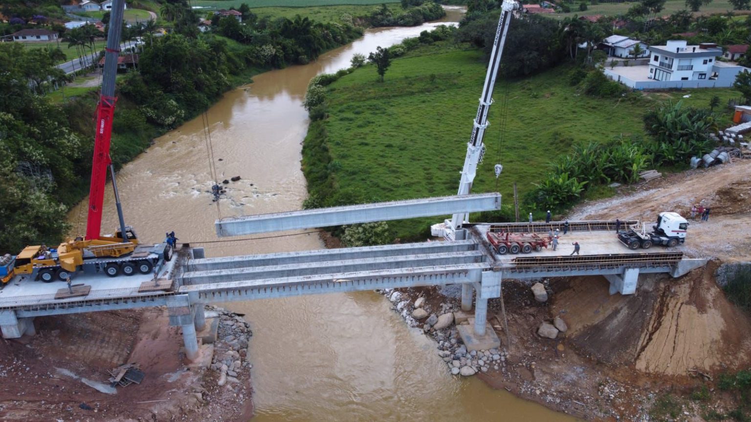 Obra de construção da nova Ponte da Colônia Nova Itália avança com colocação das vigas do vão central