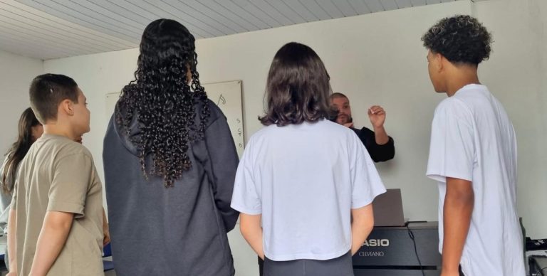 Secretaria Municipal de Educação inicia projeto de coral escolar na Escola Araci Espíndola Dalcenter