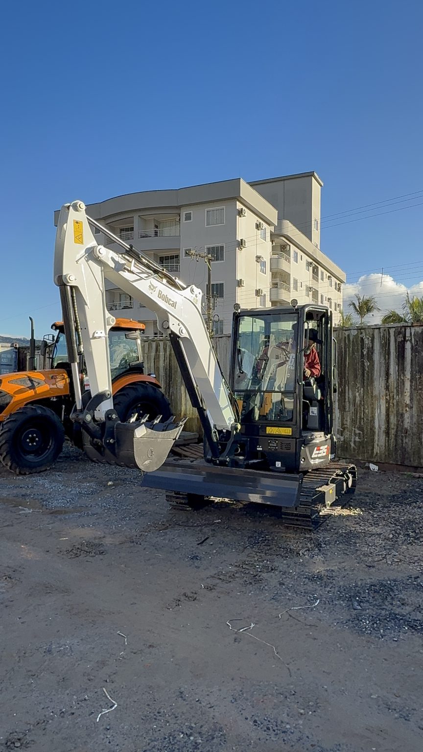 Sisam adquire nova miniescavadeira Bobcat