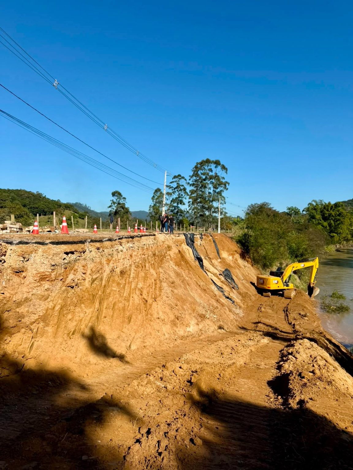 Obra de enrocamento é iniciada na Rua Augusto Marcos Soares